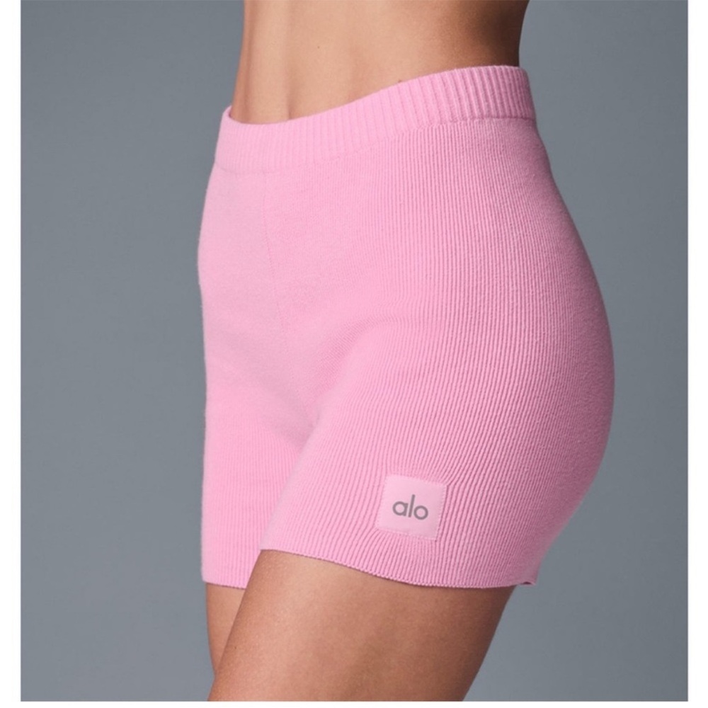 NWT ALO Yoga Sweet Pink Scholar High-Waist Shorts Size M 💗 - Picture 2 of 5